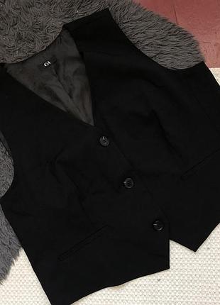 Класична жилетка ca чорного кольору нова