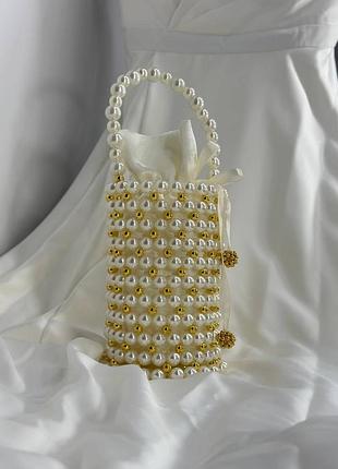 Сумка жіноча з двох видів намистин : імітованих перлів  кольору айворі та золотих, з шовковим мішечком.