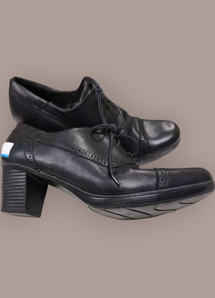 Батальоны черного цвета на небольшом квадратном каблуке