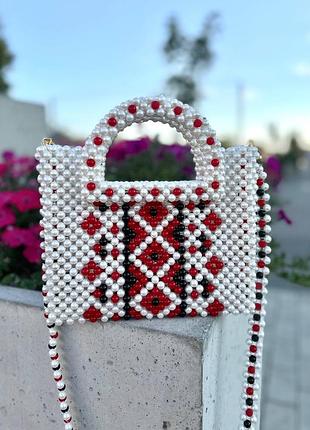 Сумка женская из бусин ручной работы белого цвета с украинским орнаментом.