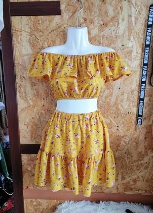 Летний костюмчик цветочный принт носить можно с открытыми плечами по линии груди волан