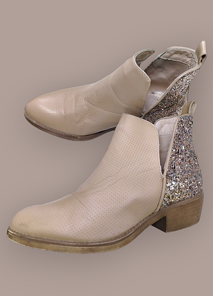 Интересные женские ботинки с блестками.