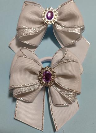 Белые праздничные бантики на резинках из ленты с люрексом