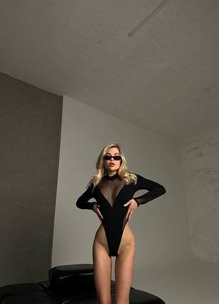 Черный боди облегающий с декольте