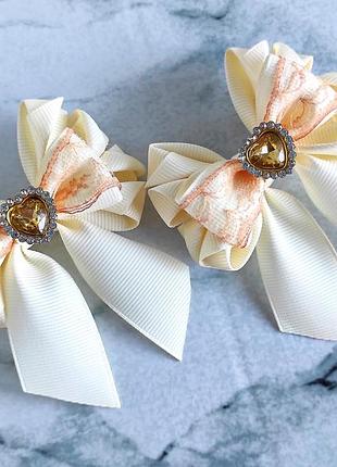Бежевые бантики с кружевом