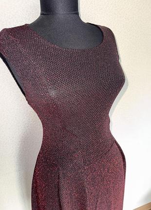 Блискуча бордова сукня