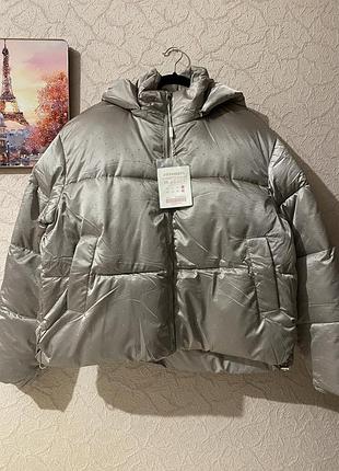 Класна укорочена куртка в камінці, знизу є регулятори.