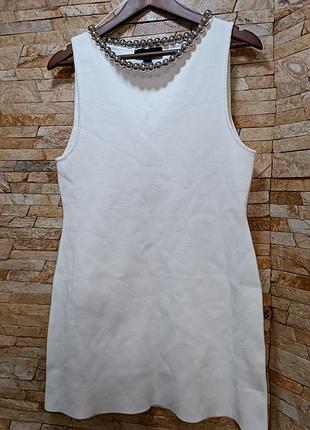 Короткое трикотажное платье с наметинами