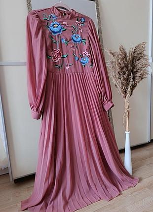 Изысканное платье миди с вышивкой