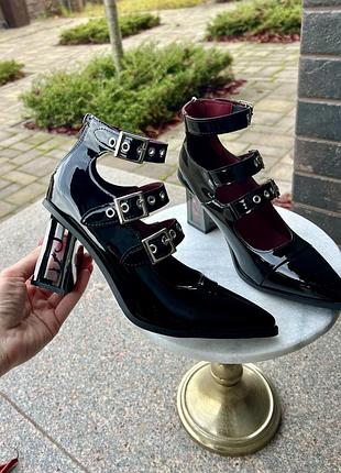 Туфлі з інкрустованою трояндою в каблук