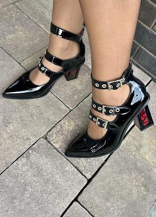 Туфлі з інкрустованою трояндою в каблук