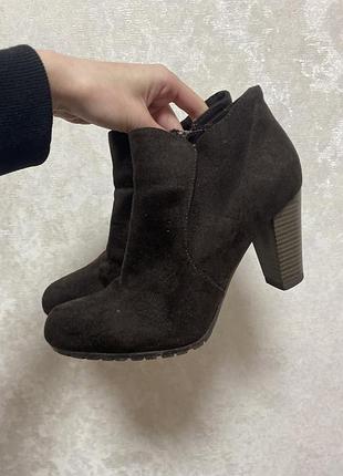 Жіночі ботильйоні чорного кольору