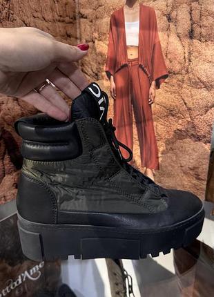 Кросівки жіночі