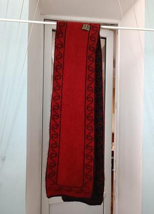 Шерстяной шарф koru красный и черный с другой стороны