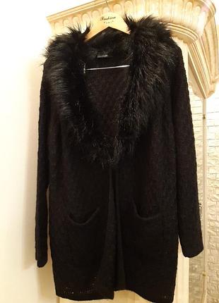 Тепла кофта-кардиган з хутряним коміром