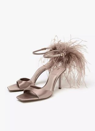 Шикарні босоніжки з пірʼям zara