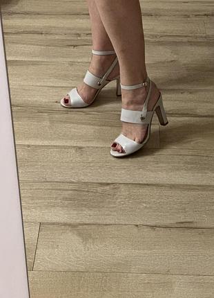 Шіряні босоніжки estro