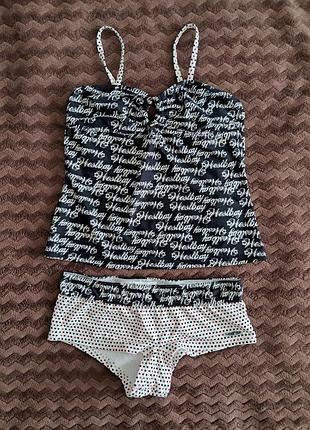 Стильний купальник для дівчат у спортивному стилі.