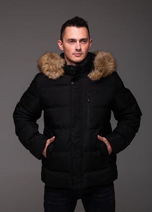 Черная зимняя мужская куртка с мехом на капюшоне