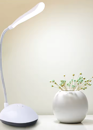 Светодиодная настольная лампа работает от батареек aaa