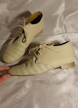 Жіночі туфлі з перфорацією