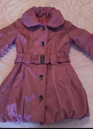 Новый демисезонный симпатичный плащ пальто с поясом на синтепоне на пуговицах на 140 рост