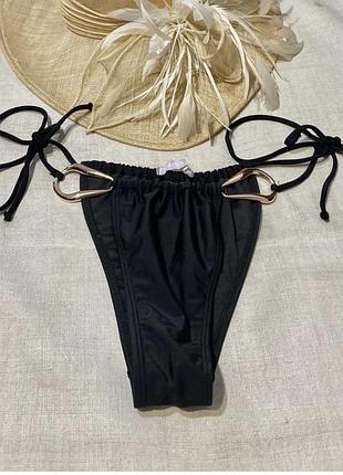 Muzera круті чорні плавки від купальника із золотистими пряжками на зав‘язки як новий