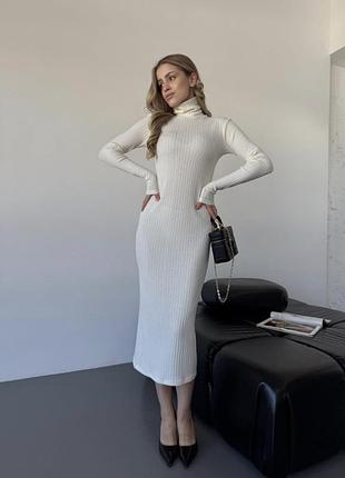 Приталенное платье миди в широкий рубчик с горловиной