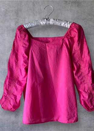Розовая блуза с открытыми плечами