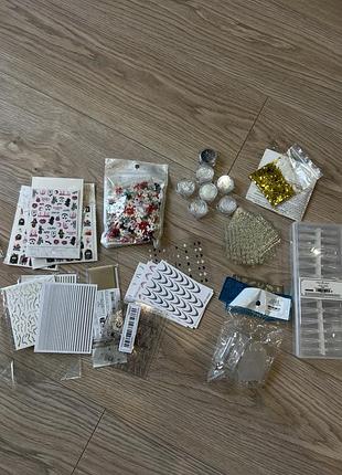 Продам набір для дизайну нігтів стрази, блискітки, наклейки, форми, тіпси, фольга, слайдери — все для манікюру  все нове / майже не використовувалось