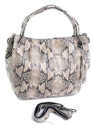 Женская кожаная сумка со змеиным принтом бежевого цвета