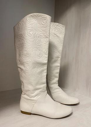 Білі шкіряні чоботи з квітковим принтом, розмір 38