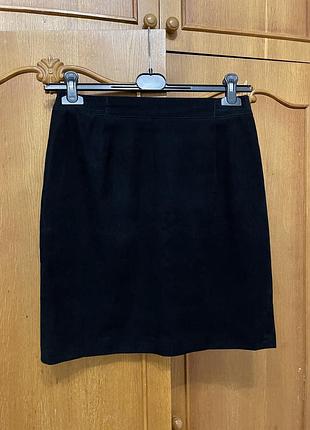 Чорна оксамитова спідниця по коліна м