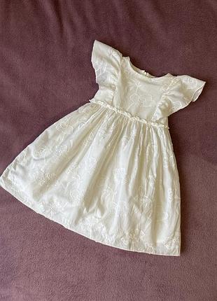 Красива біла сукня з вишивкою