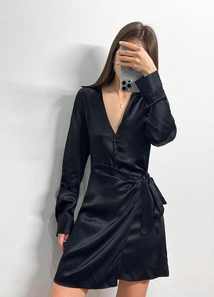 Атласна сукня на запах з довгим рукавом