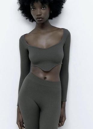 Кроп топ з рукавом корсетного типу асиметрія в рубчик сірий графітовий prettylittlething