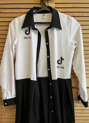 Сукня в стилі tiktok, чорно-біла, з плісированою спідницею.