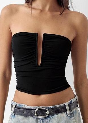 Чорний топ-бандо з вирізом