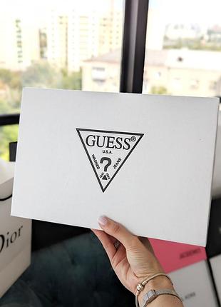 Коробка guess маленькая есть