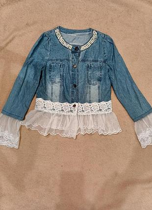 Джинсовая женская куртка с кружевом