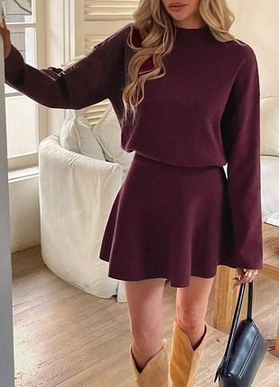 Жіночий базовий костюм зі спідницею