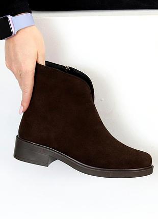 Практичные универсальные шоколадные зимние замшевые ботинки низкий ход