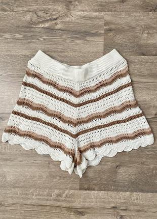 Вʼязані шорти у смужку in the style