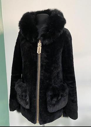 Шуба чорна з мутону стан гарний