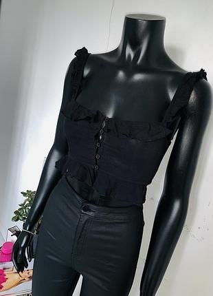 Топ женский prettylittlething черный с оборками и пуговицами