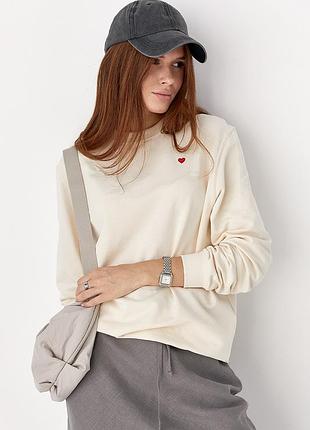 Однотонный свитшот с сердечком