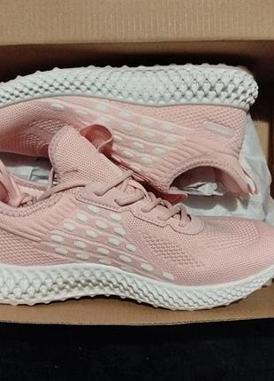 Жіночі кросівки