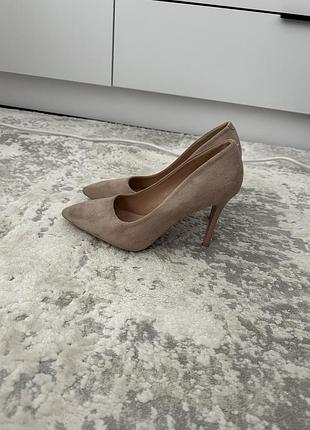 Туфлі на каблуку