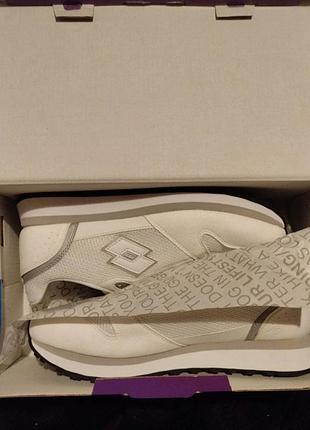 Женские кроссовки