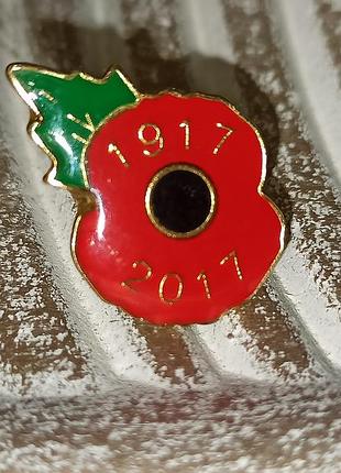 Пин значок в виде красного мака который является символом памяти жертв первой мировой войны и последующих конфликтов